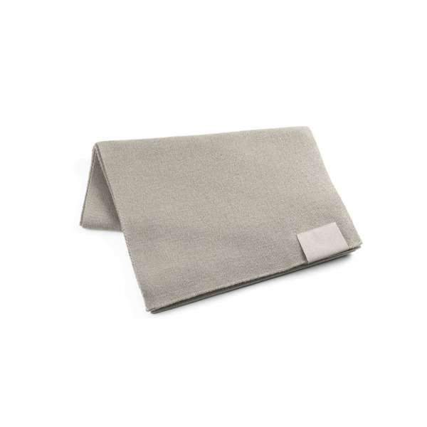 SERENITY Schal aus recyceltem Polyester (100 % rPET) mit Aufnäher zur individuellen Veredelung