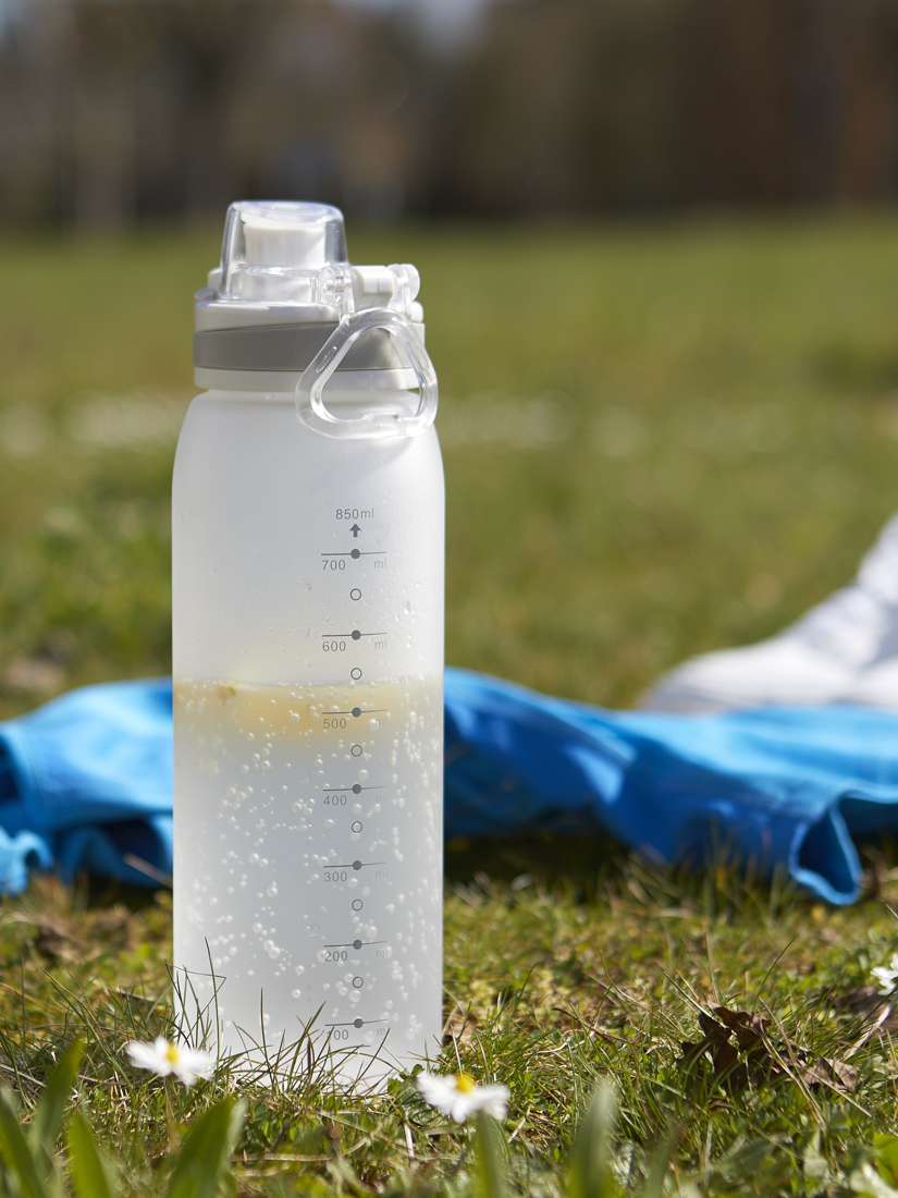 AQUA Stylische Tritantrinkflasche 900ml mit Trinkskala und Siebeinsatz