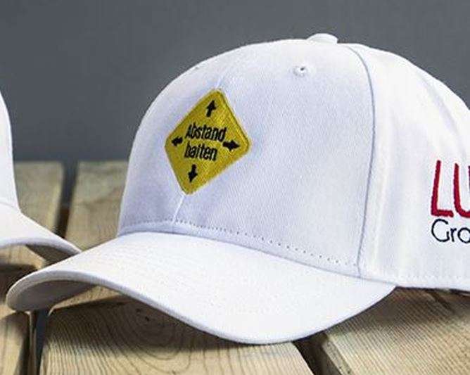 Weisse Cap mit Bestickung 