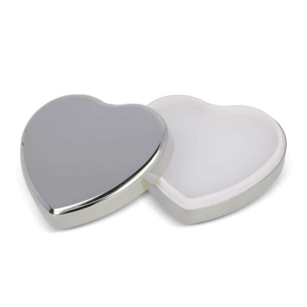 Lippenbalsam in Flacher metallischer Herzformdose
