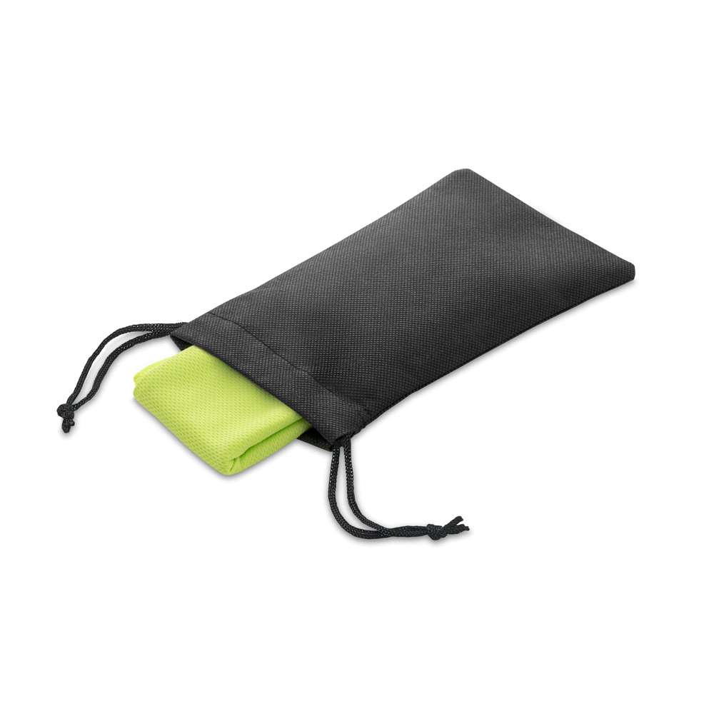 BERNAL Sporthandtuch aus recyceltem Polyester (100% rPET) dient zur Erfrischung mit Vliesstoffbeutel