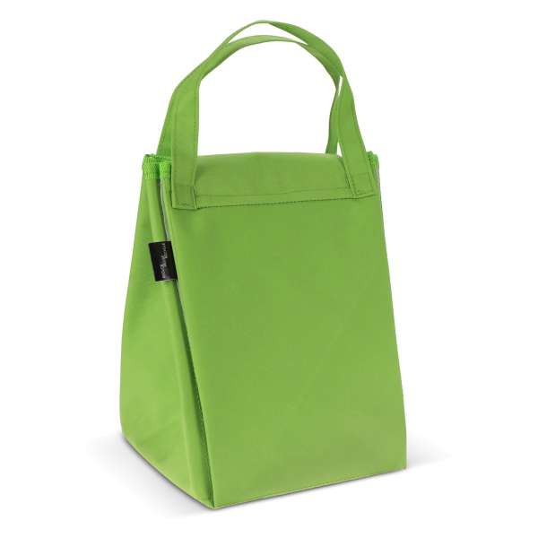 Gefaltete Kühltasche und Picknickmatte