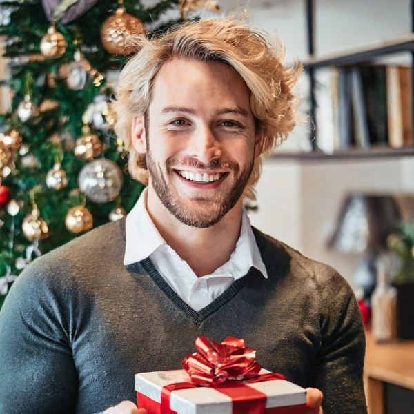 Firefly-Eine-erfreute-Kundin-die-zu-Weihnachten-beschenkt-wird-93572-1