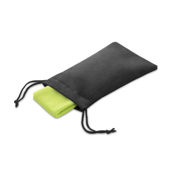 BERNAL Sporthandtuch aus recyceltem Polyester (100% rPET) dient zur Erfrischung mit Vliesstoffbeutel